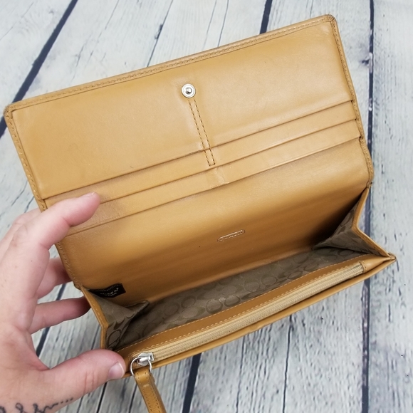 COACH | leather fold snap close wallet - Picture 4 of 11